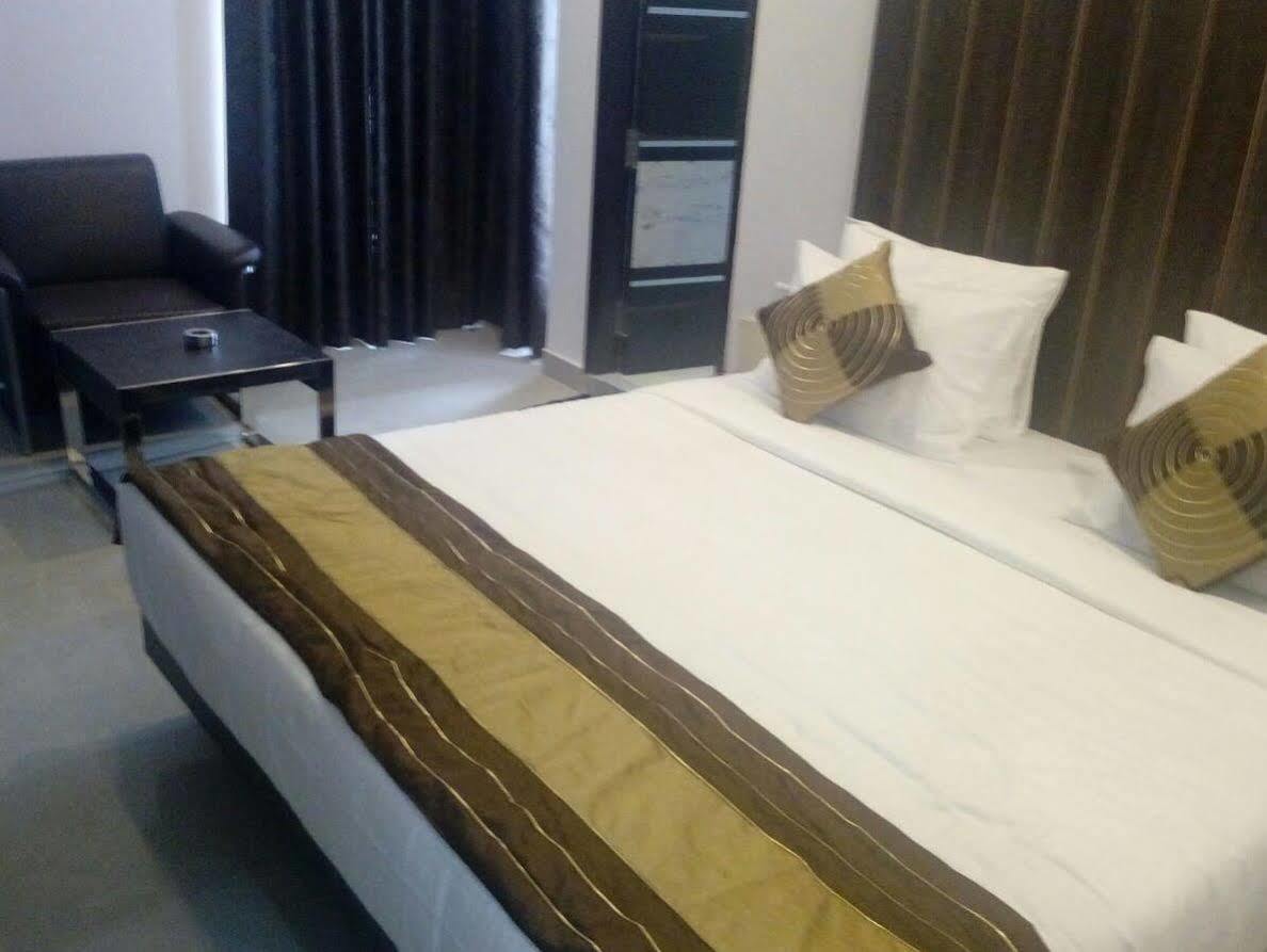 Red Carpet Hotels Noida Exterior foto